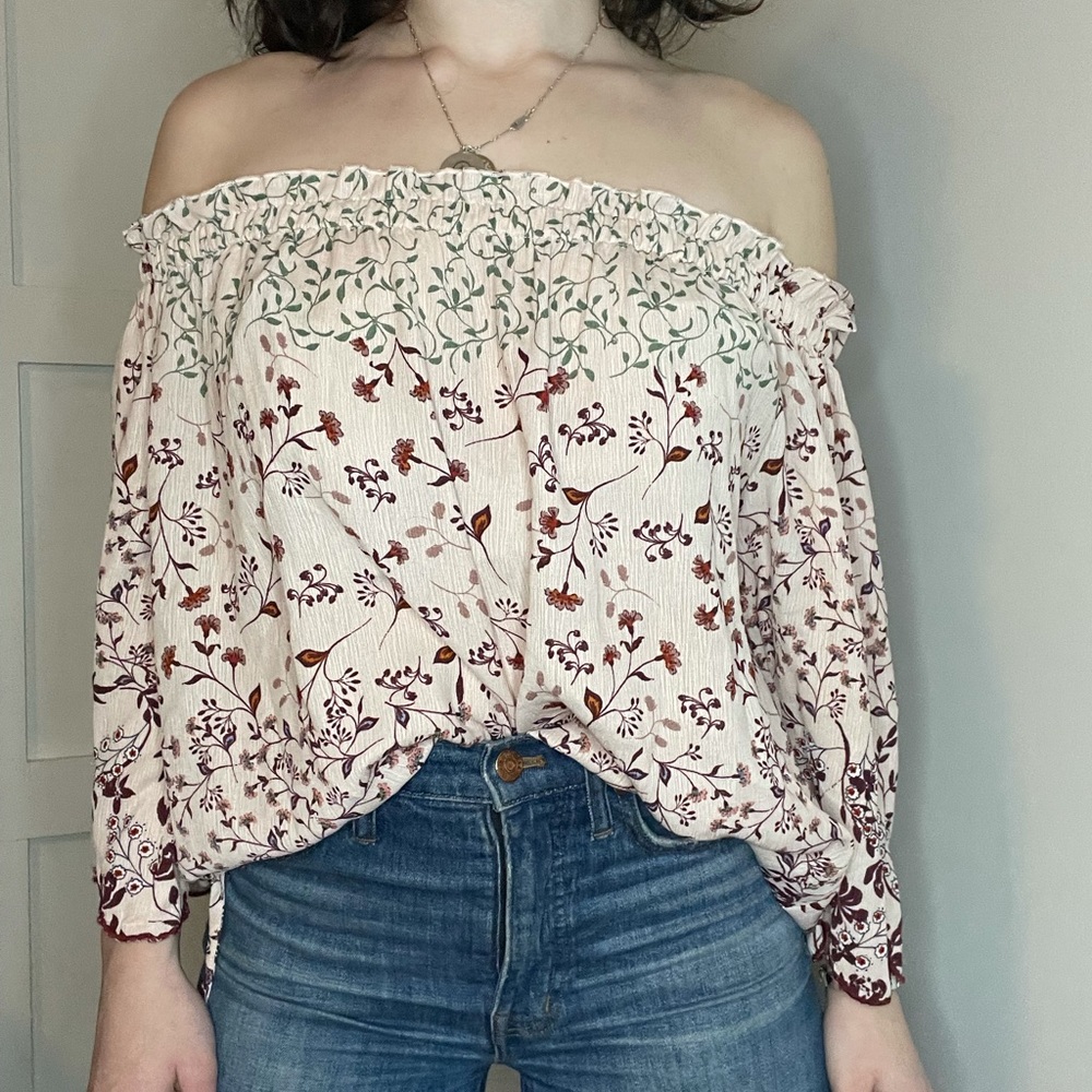 En Creme off the shoulder floral top
